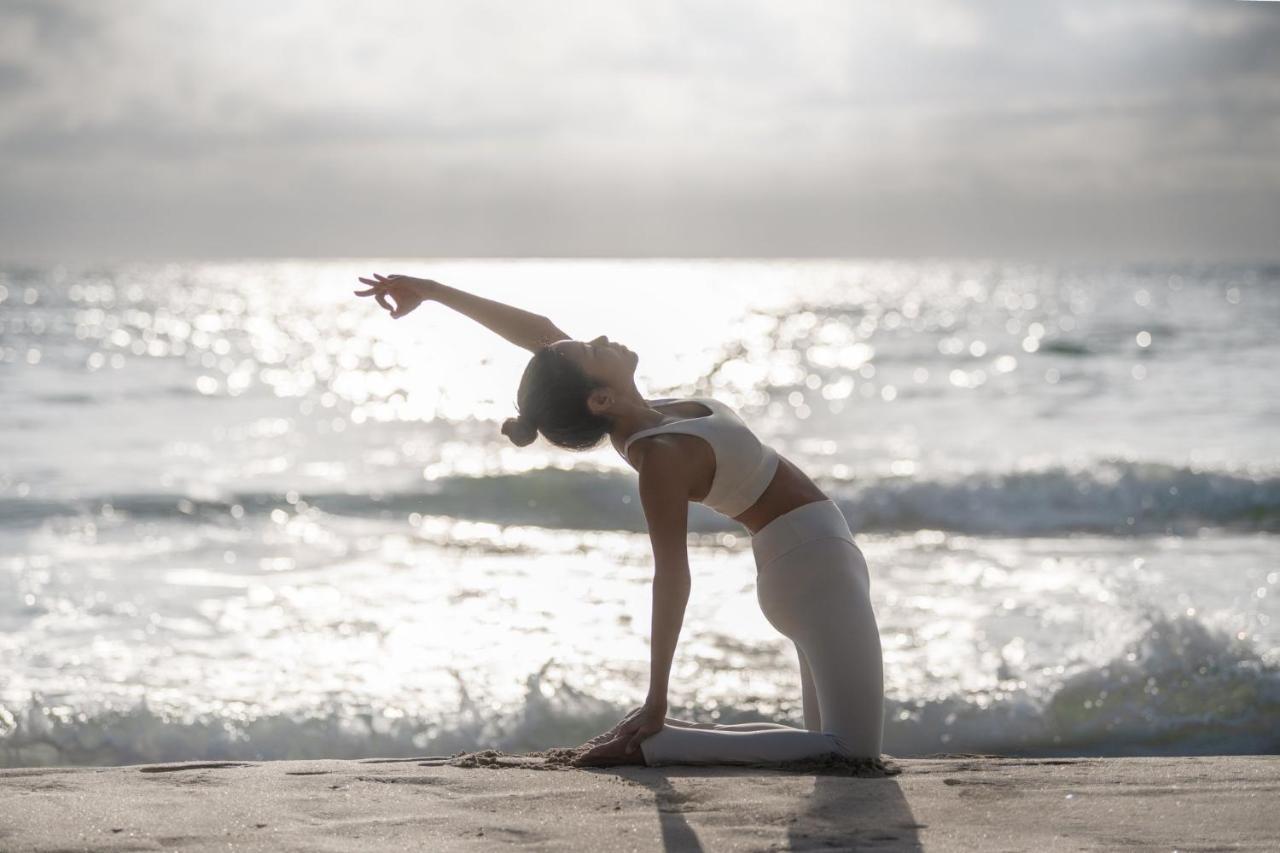 Centara Reserve Samui - SHA Plus Chaweng  Esterno foto A woman practicing yoga