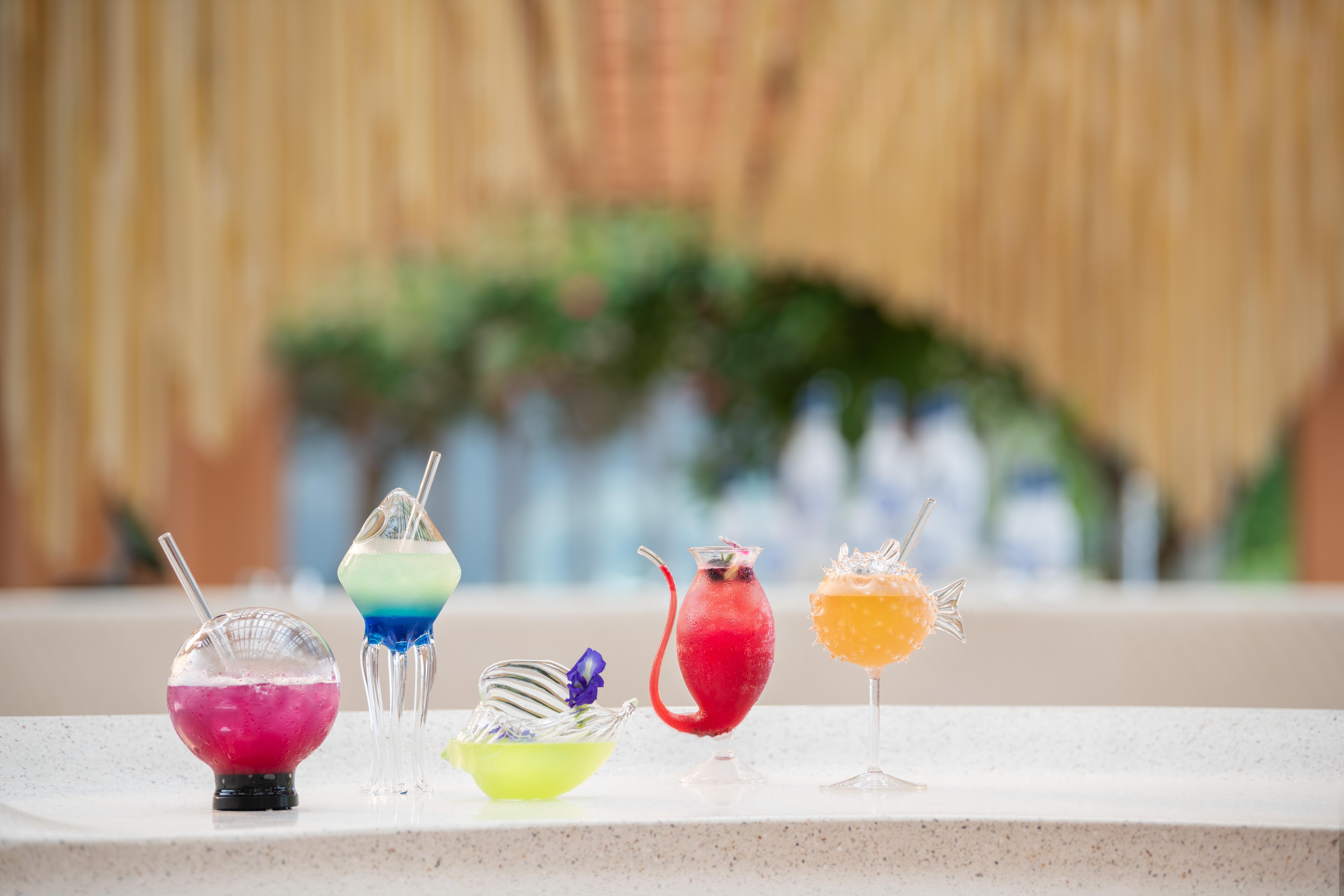 Centara Reserve Samui - SHA Plus Chaweng  Esterno foto A selection of cocktails at the bar