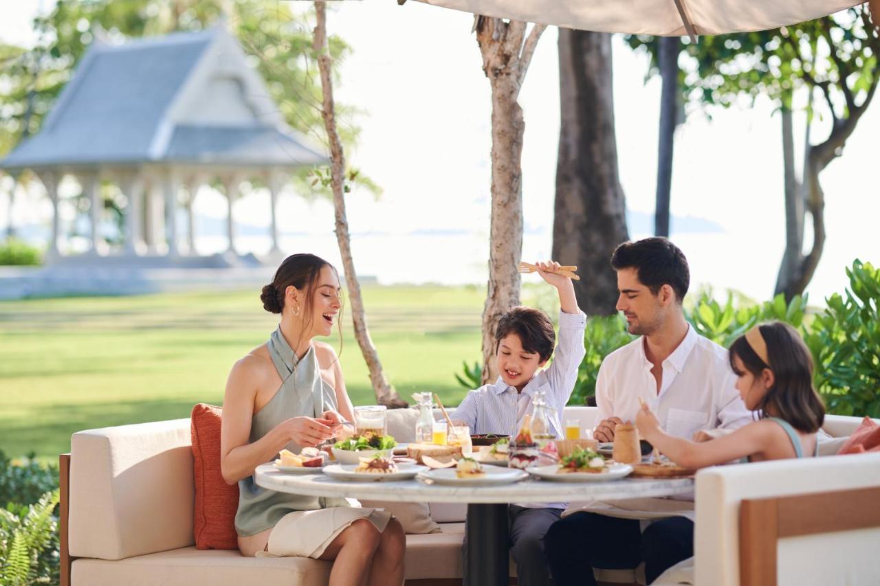 Centara Reserve Samui - SHA Plus Chaweng  Esterno foto Family dining at the beach
